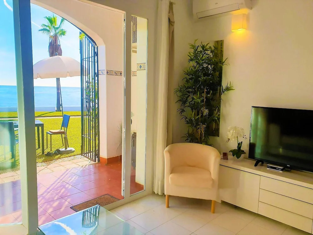 Dona Lola Sandra - Cozy beach front house with open sea views located in Calahonda only few minutes away from Marbella - Costa del sol CS111