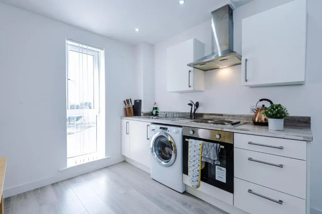 OPP Apartments Barall Court - Great for contractors, 2 miles from city centre, free parking & WIFI