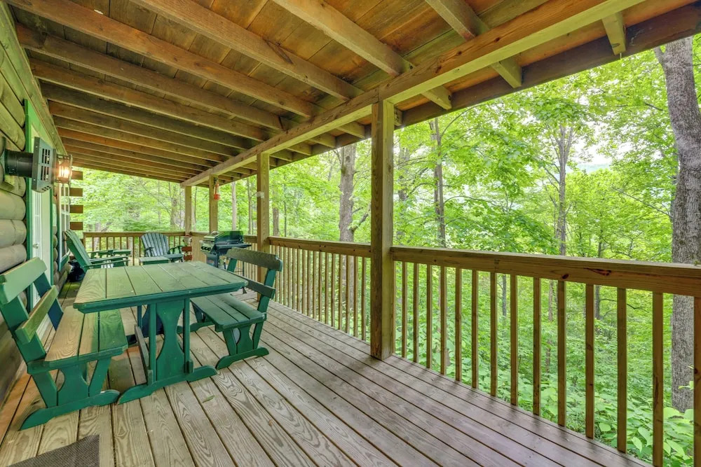 Serene Maggie Valley Retreat w/ Deck & Hot Tub!