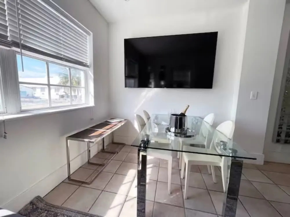 South Beach Bachelor Ette 7BR 4BA - 16 Single Beds