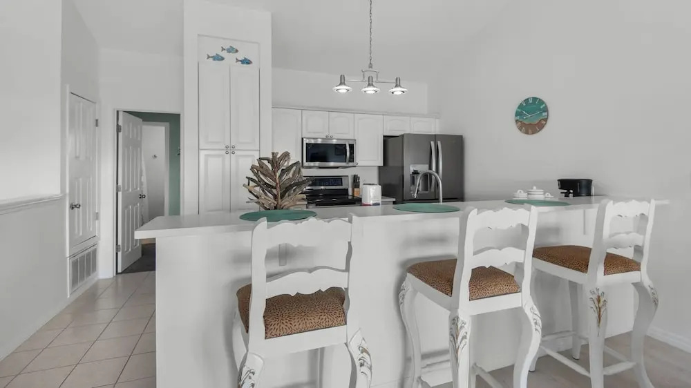 .2 Miles From Beach, Bright and Modern Townhome, 3bd, 3bth