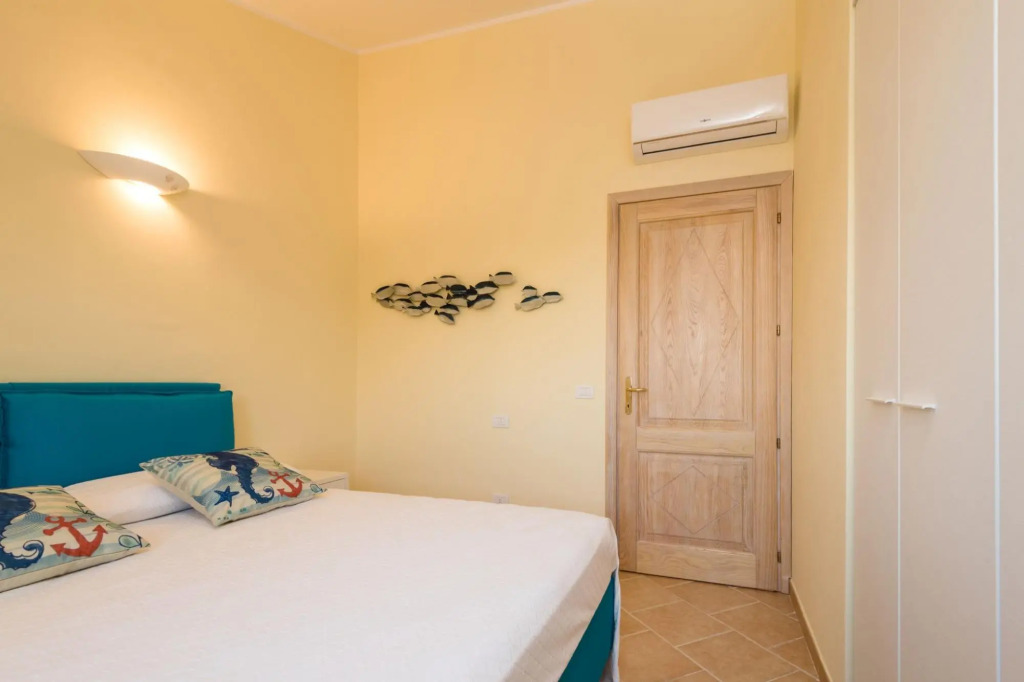 It has 3 bedrooms ( two double and one with two single beds ), two bathrooms, living room, kitchen,-PERLACEA 34