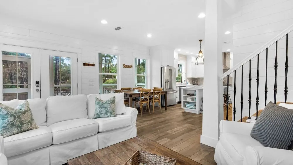 Best of Both Worlds: Pool, Golf Cart, Nearby Attractions & Steps to Beach!