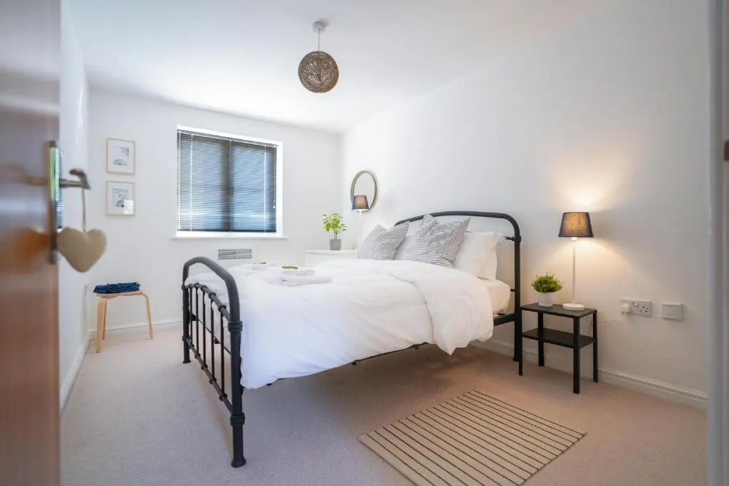 Rowsby Court - Stylish Apartment with Private Parking