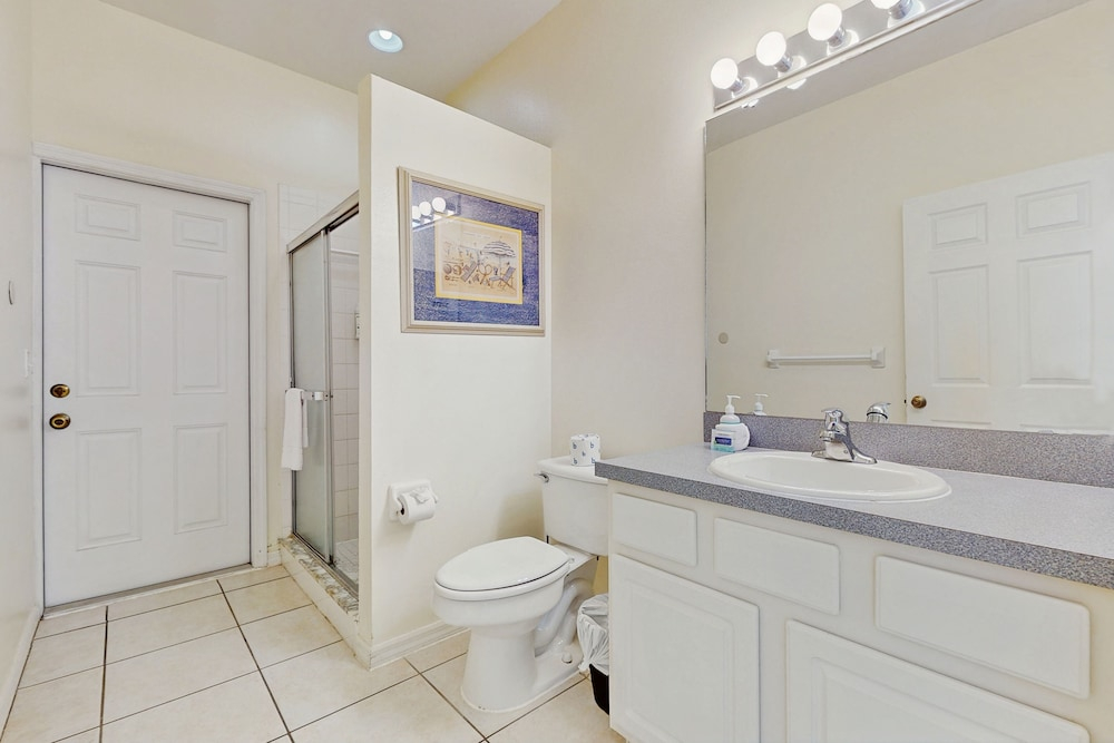 Home Near Disney/golf With Screened Pool, Spa, Pool Table, Foosball, AC, and W/D