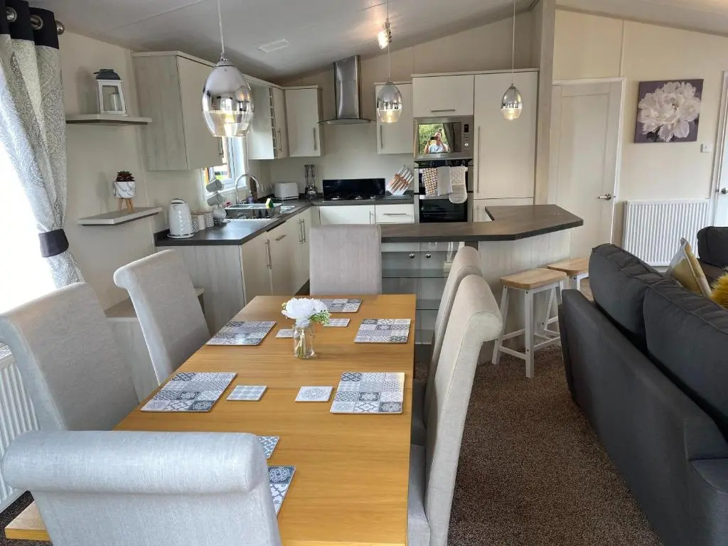 Indulgence Lakeside Lodge i2 with hot tub, private fishing peg situated at Tattershall Lakes Country Park
