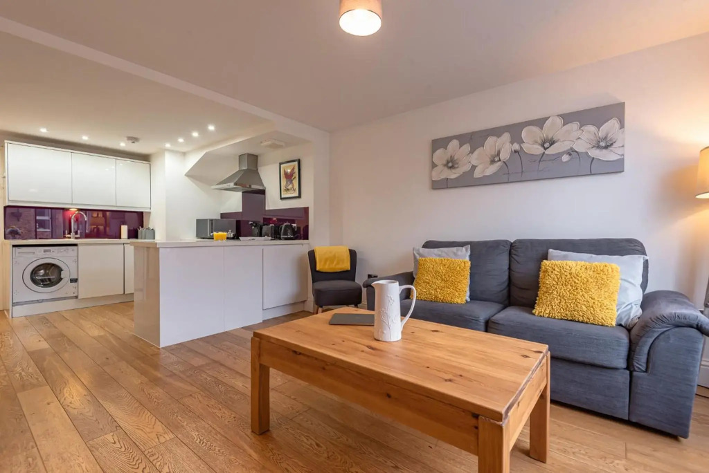 Sleeps 7 - Spacious Modern Apartment in Newbury Town Centre by JDF Property
