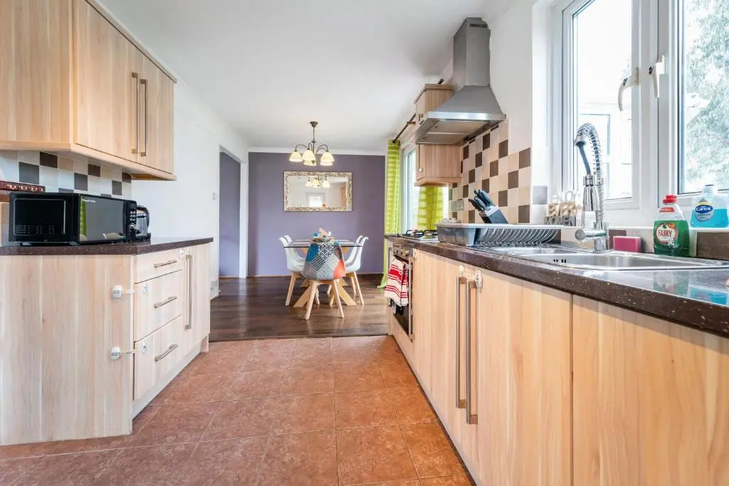 Dwellers Delight Living Ltd Serviced Accommodation, Chigwell, London 3 bedroom House, Upto 7 Guests, Free Wifi & Parking