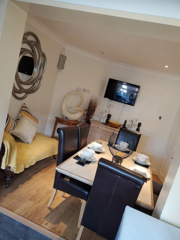 Stylish 3 bed house with Garden Free Parking