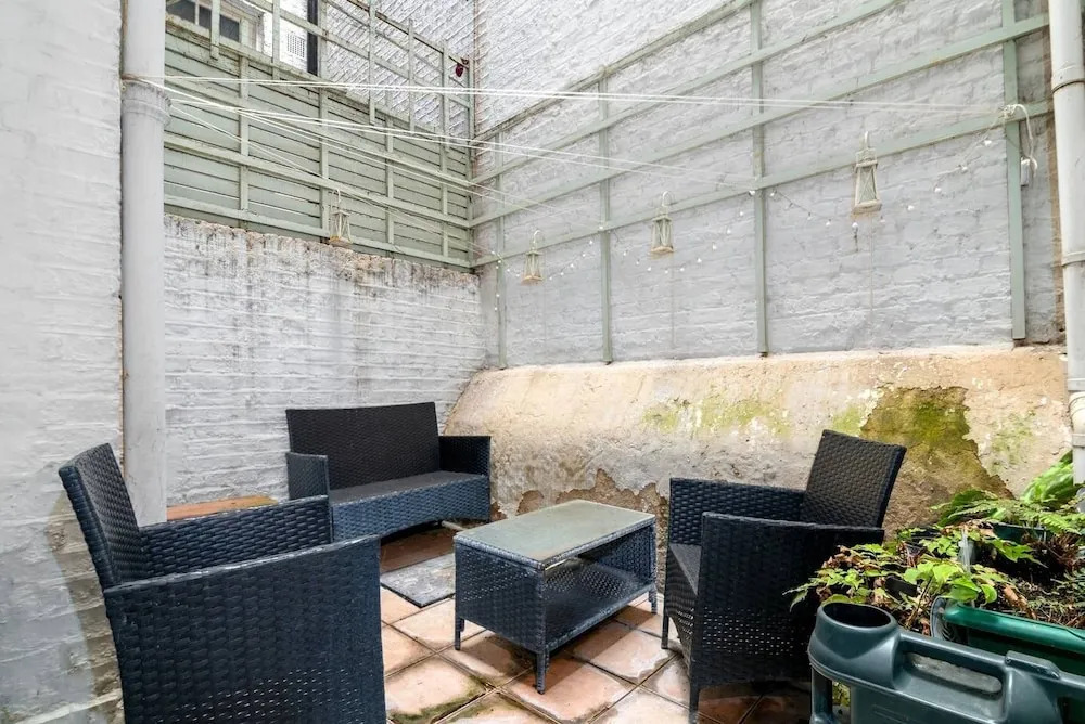 Charming 2 Bed Home In West Kensington Fits 4