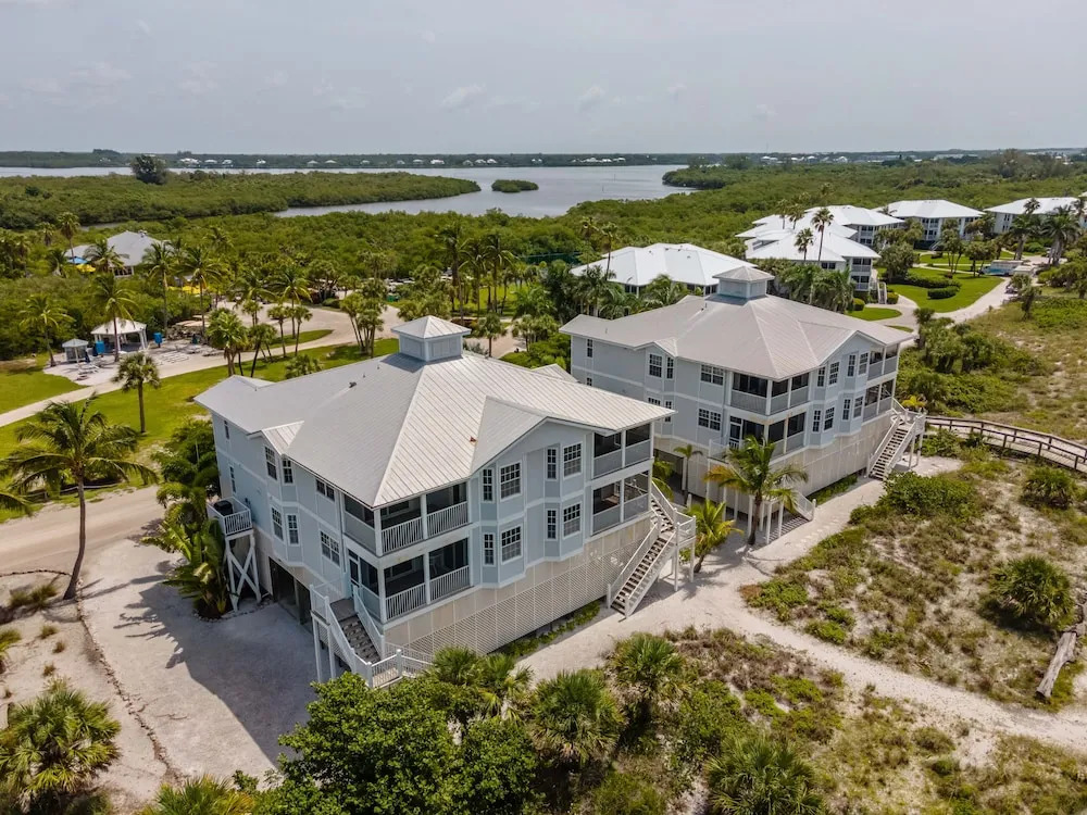 Gulf Three Bedroom Villa by Redawning