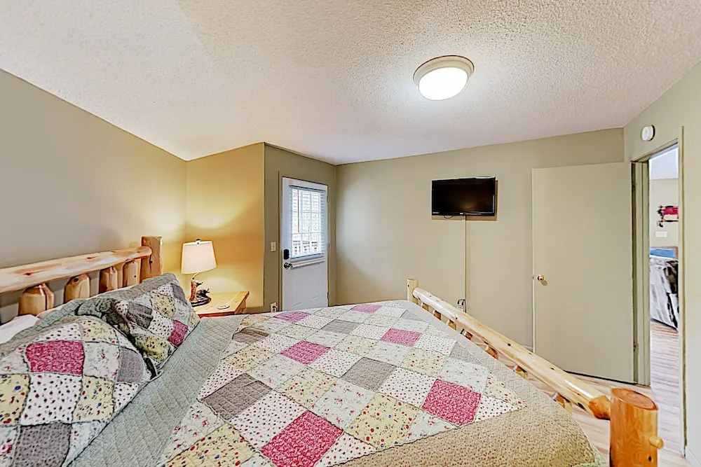 Roundette Cabin 2 Bedrooms 1.5 Bathroom Cabin