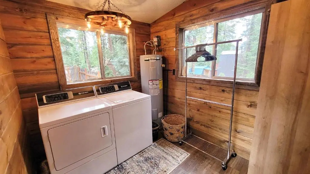Cozy Cabin Near Bryce and Zion sleeps 4 adults