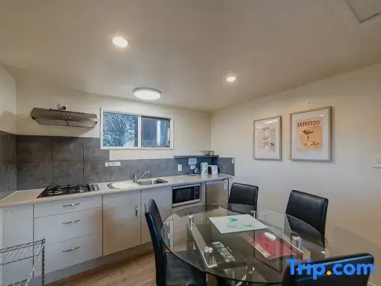 Eclipse Haven | 2BR + Hot Tub + Parking | Sleeps 5