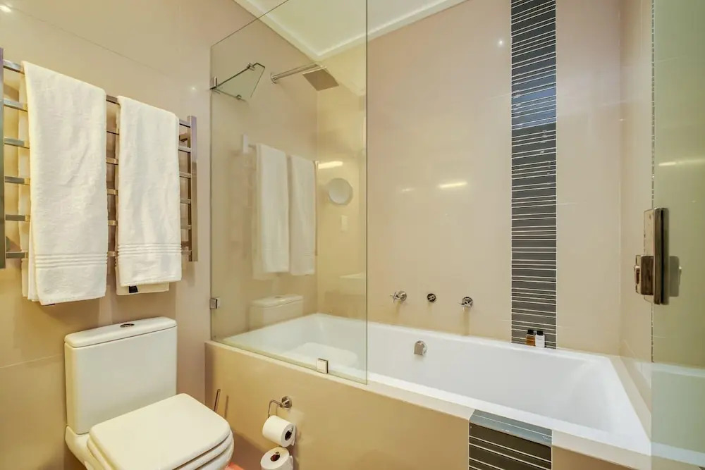 Stylish Holiday Apartment w Private Pool 180 Views Malibu