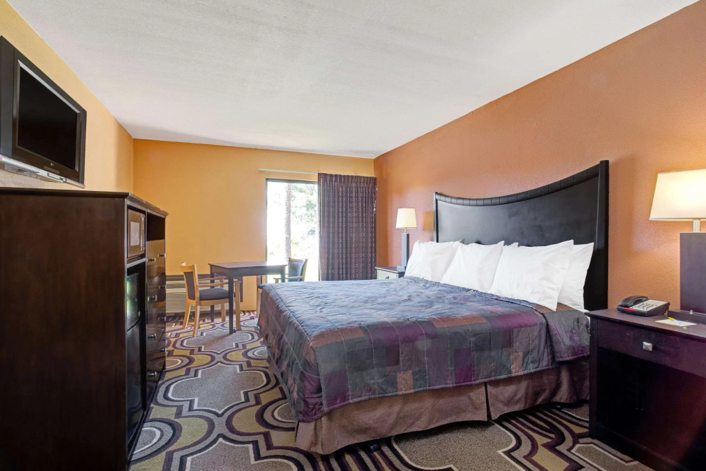 Days Inn & Suites by Wyndham Tampa Fairground-Casino-Ybor