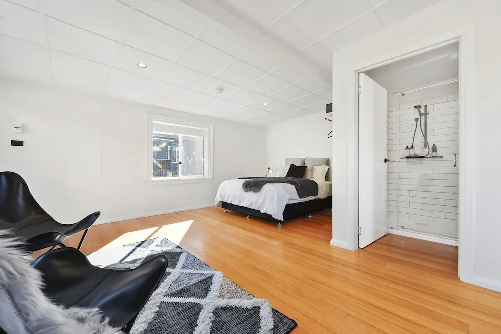 3 Bedroom Entertainer with Bungalow Next To Beach