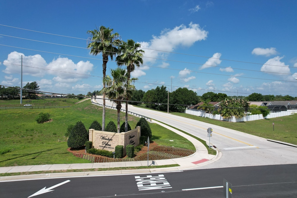 Windsor Palms Townhome With Wifi, AC, Screened Patio, Pool, hot Tub, & Tennis