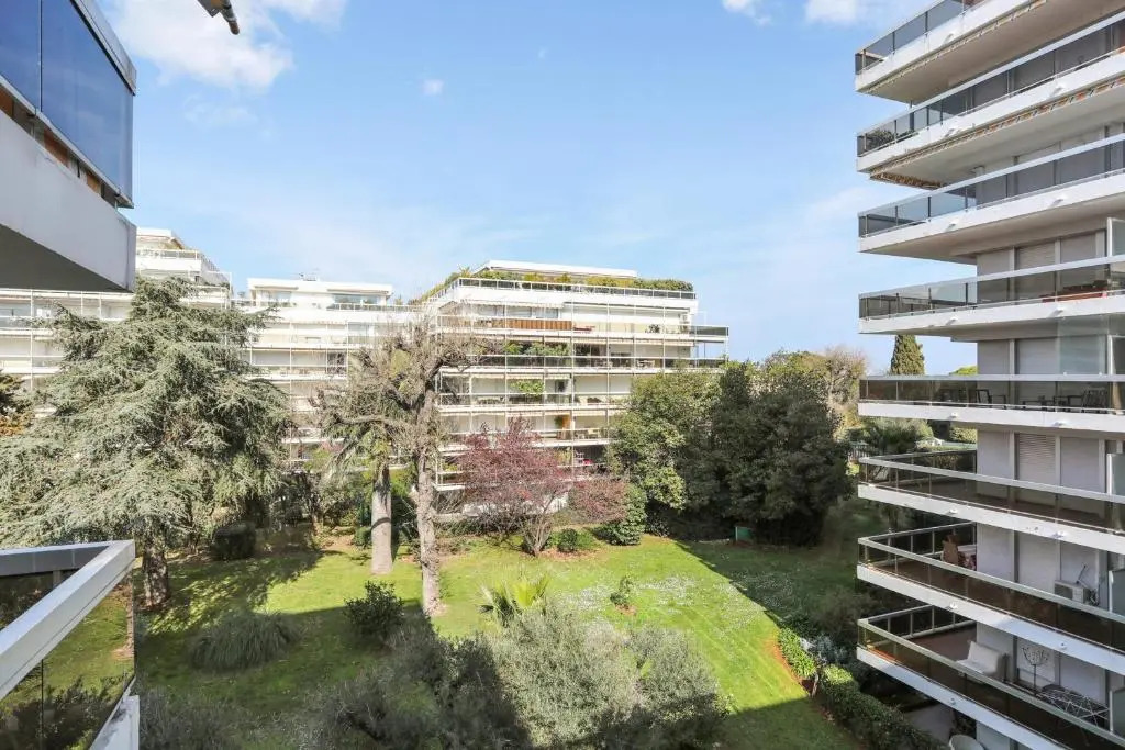Charming flat with pool 8 min away from the beach in Antibes - Welkeys