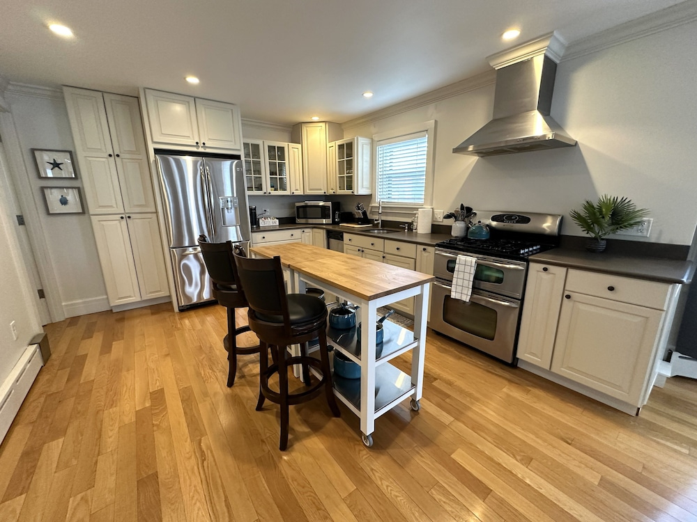 Bright And Open 2 Bed 1 Bath Apt. Off Broadway #2 2 Bedroom Apts
