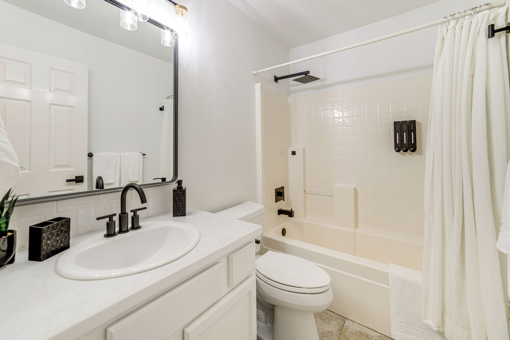 7 Mi to Dtwn: Charming Retreat w/ Yard in Boise