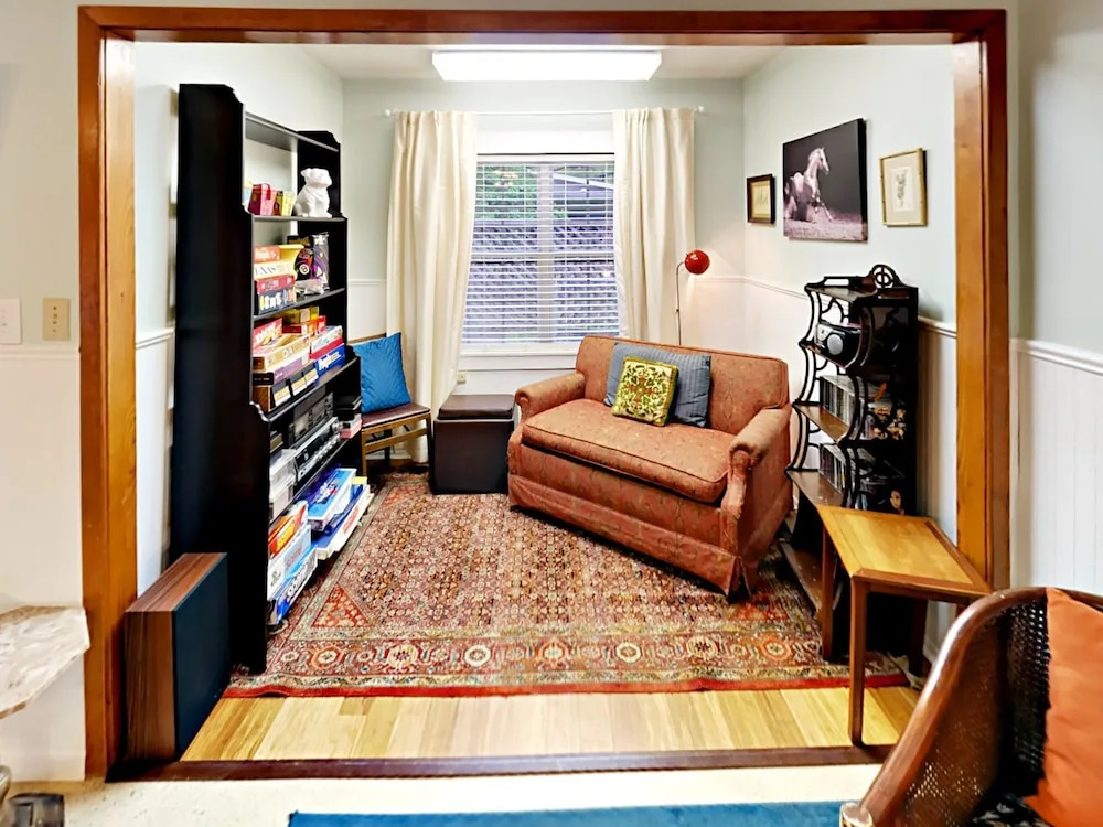 3BR 2BA Brentwood Home by RedAwning