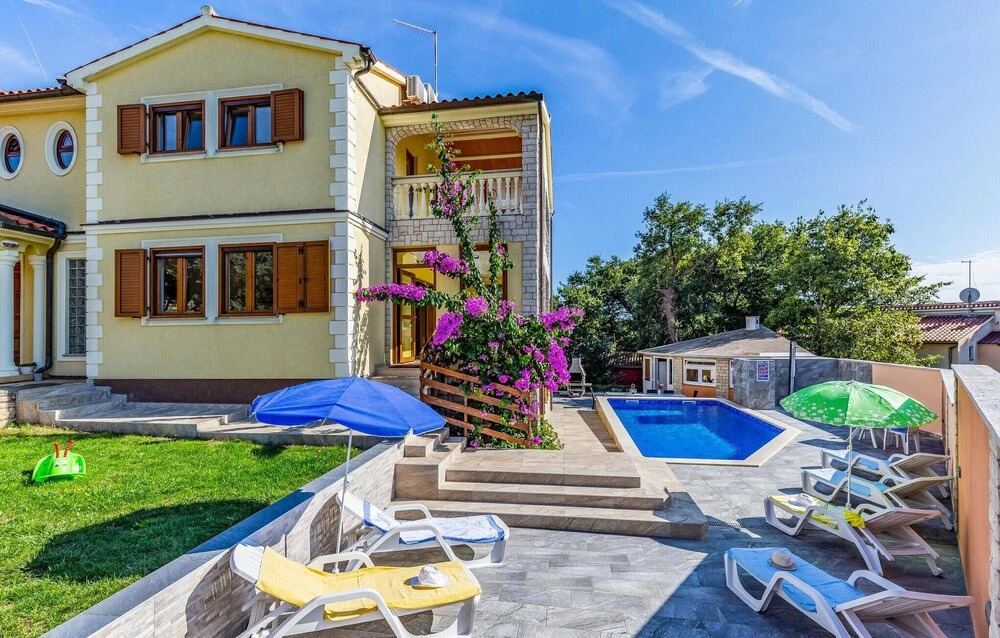 Stunning Home in Medulin With Wifi and 7 Bedrooms