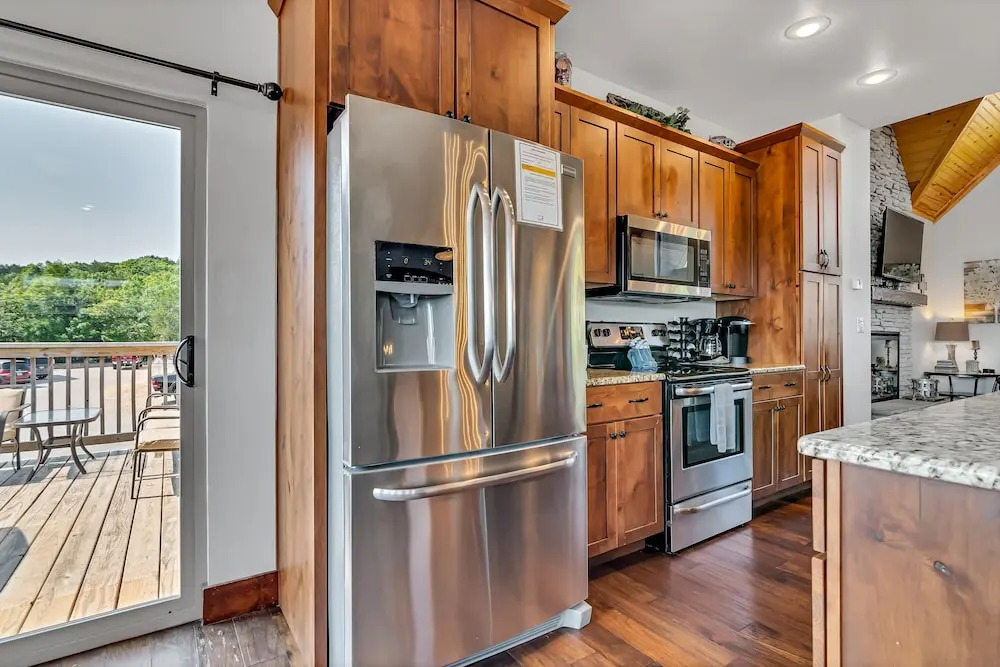 Rockwood Lake Lodge 7 Bedroom Home by RedAwning