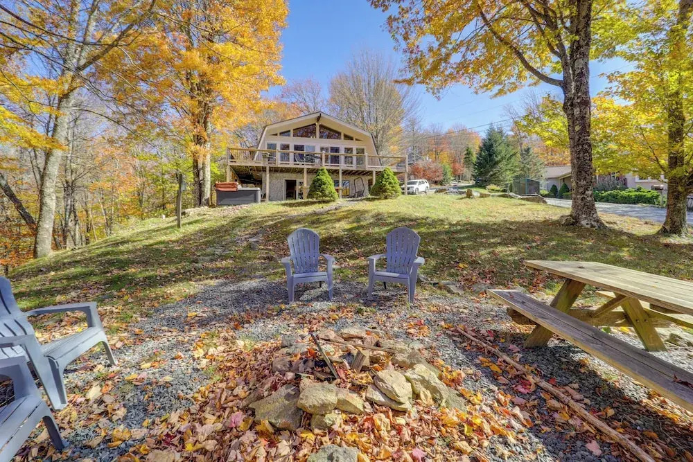 2 Mi to Beech Mtn Resort: Family Home w/ Hot Tub!