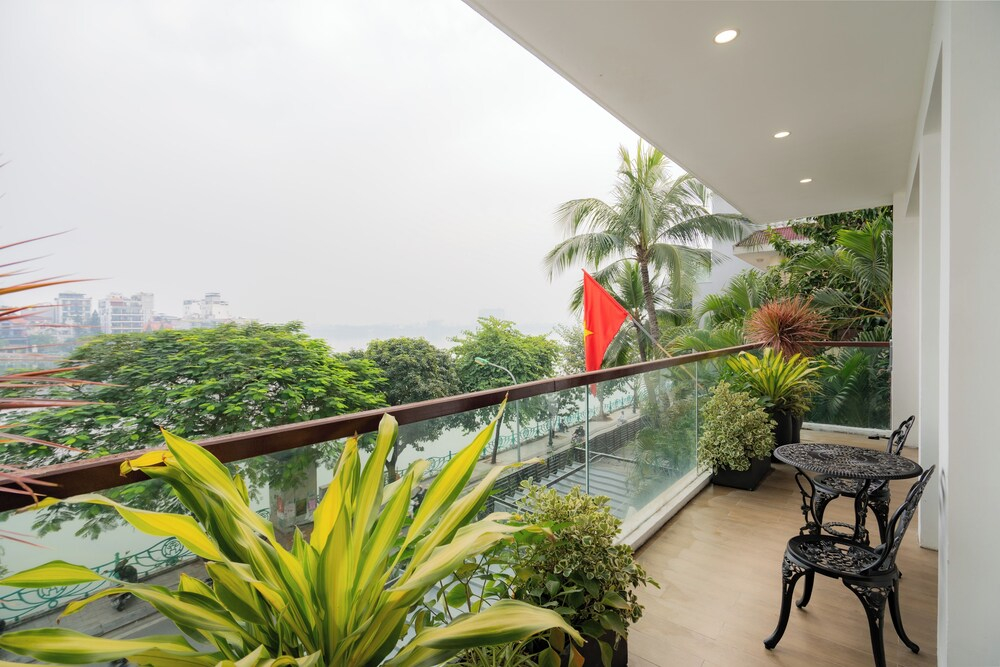 XÔI Aqua Suites West Lake