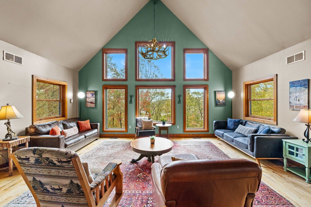 Fam-friendly Cabin Mins 2 Beach Ski w Hot Tub