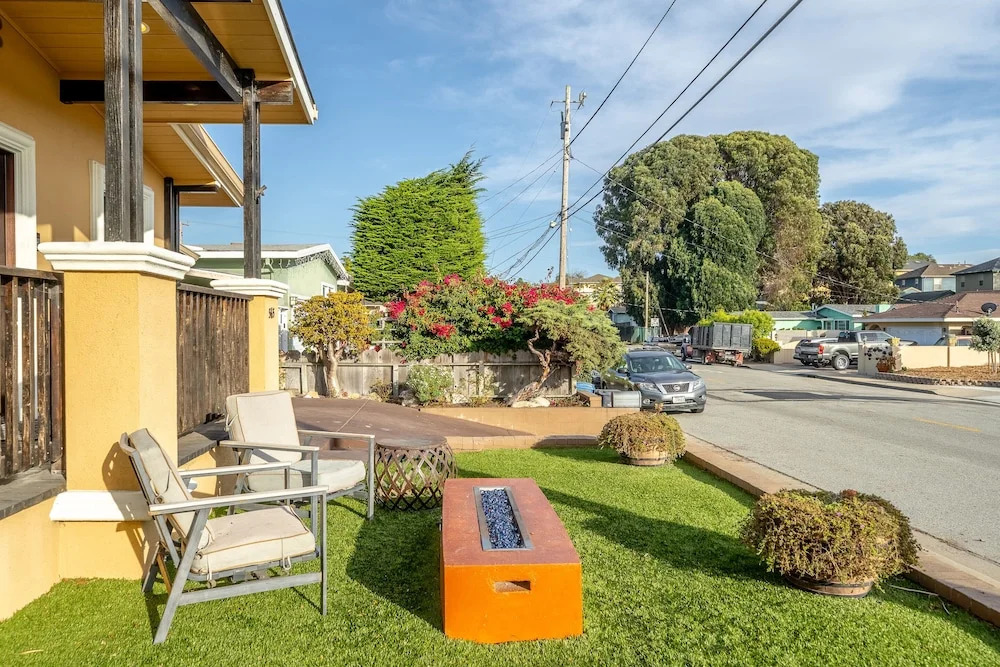 Fully Updated 3 BDR Seaside Home Minutes to Beach!