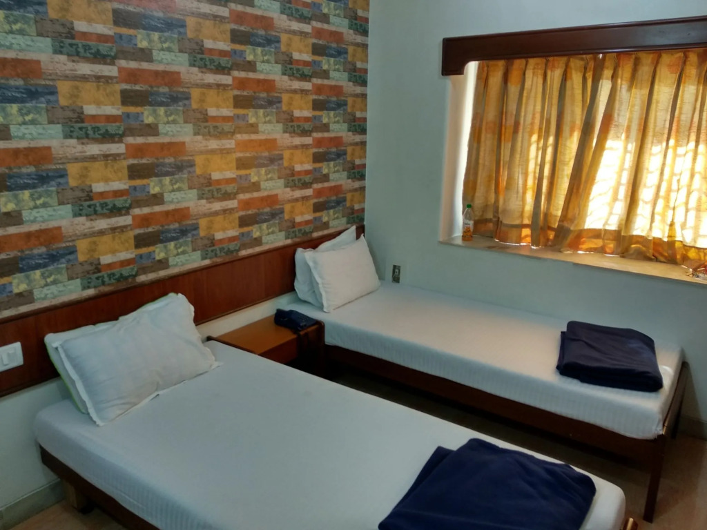 Hotel Mogul Palace - Near Masjid Bunder Mumbai