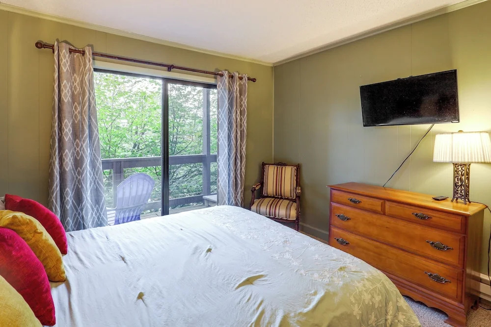 Walk to Slopes! Beech Mountain Condo, Pet Friendly