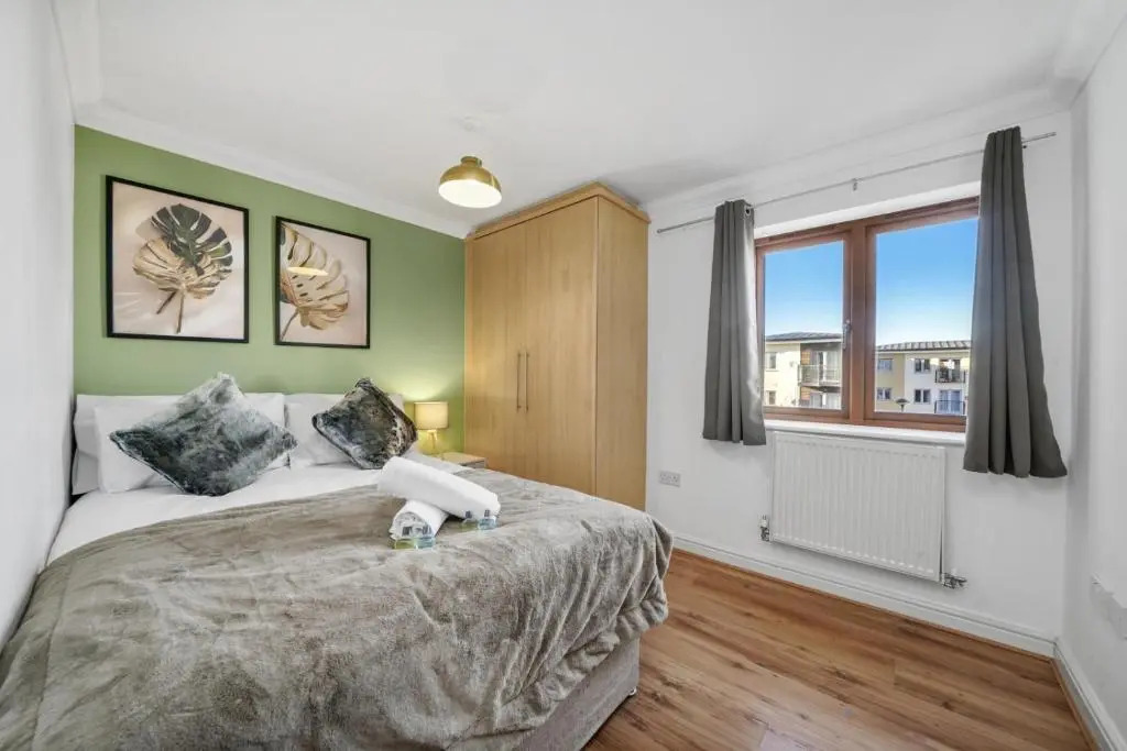 3 Bedroom, 2 Bathroom Apartment in Milton Keynes by HP Accommodation - Free WiFi & Parking