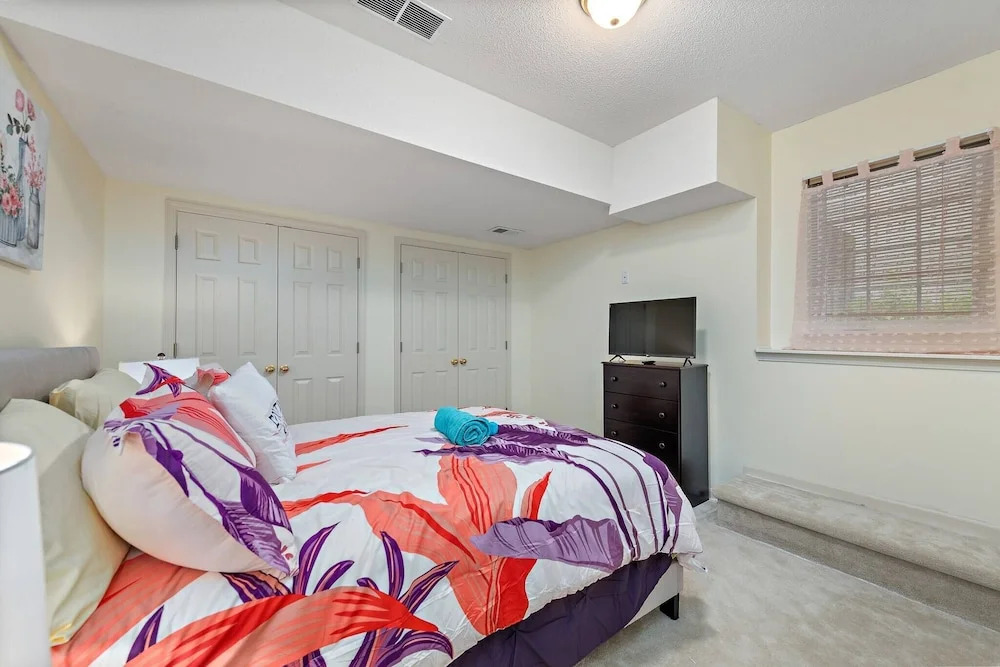 Beautiful Townhome 11 Minutes To Downtown 3 Bedroom Townhouse