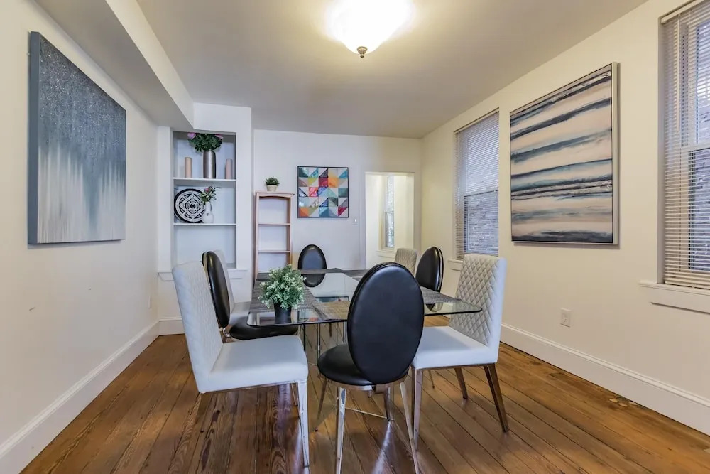 1215 E Columbia