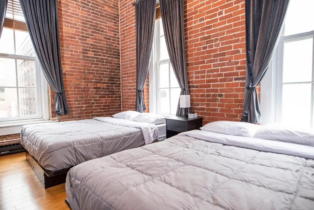 Georgia Street 4 Bedroom Condo Downtown!!