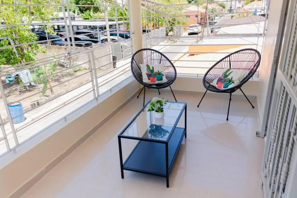 Comfortable/Balcony /2 Bedrooms/22 Min Airport STI