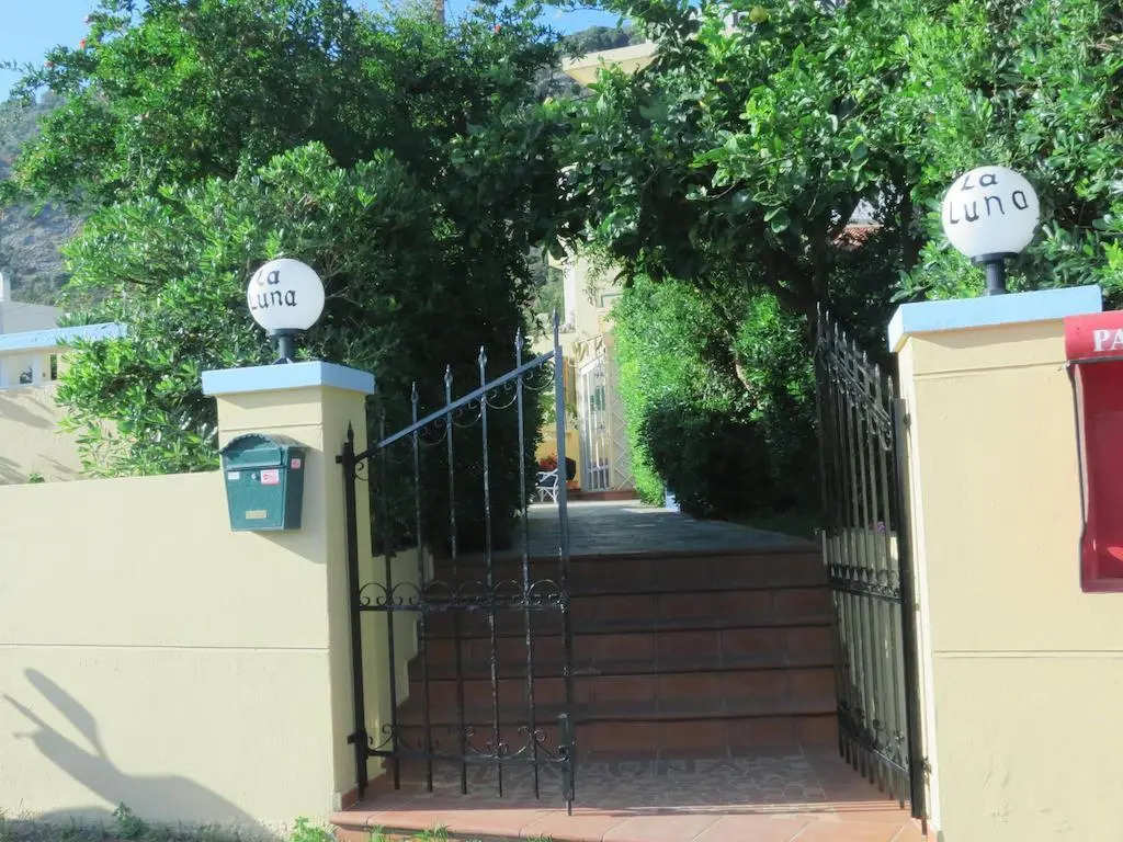 La Luna Apartments