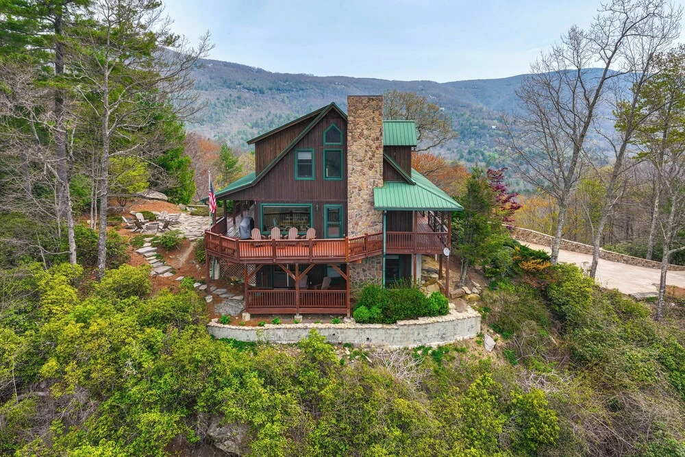 4 Mi to Sapphire Ski! Mtn-view Cabin w/ Deck