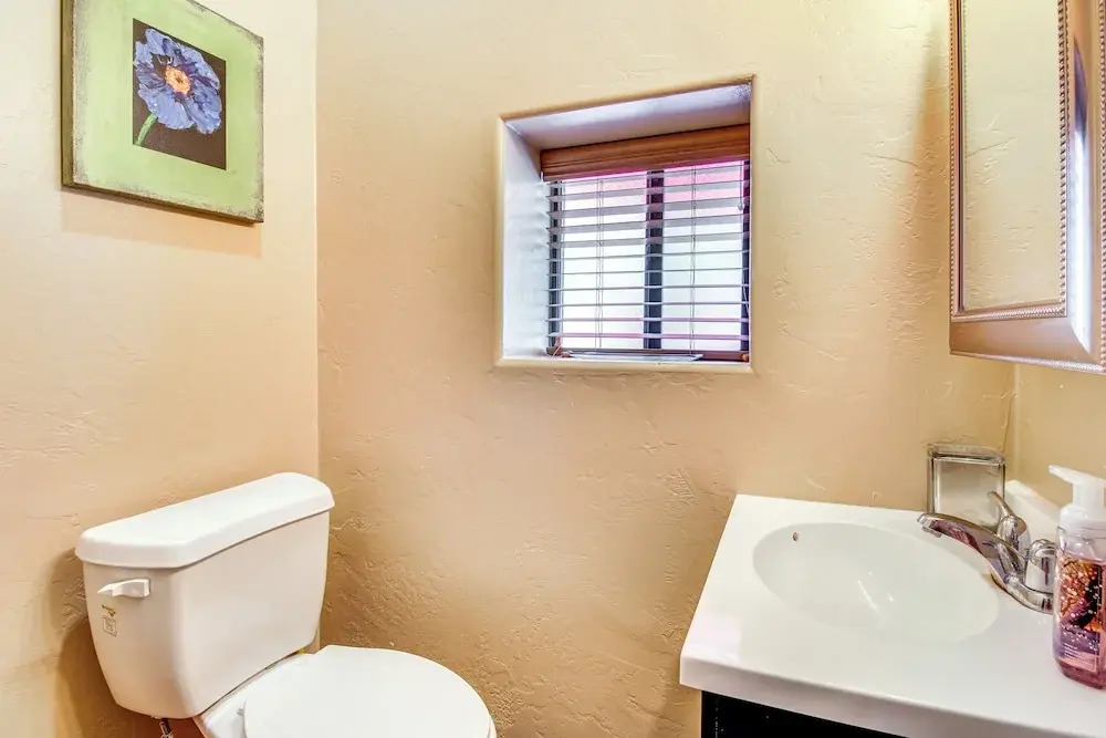 Family-friendly Hideaway Cabin in Lakeside!