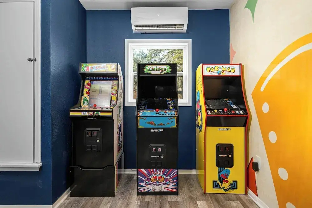 Mini Golf, Arcade & Fire Pit! San Antonio Home