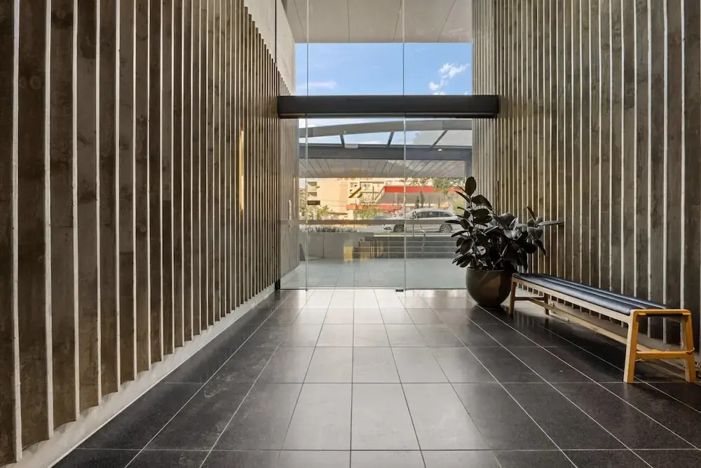 Elegant 2-bed Urban Retreat With Outdoor Dining