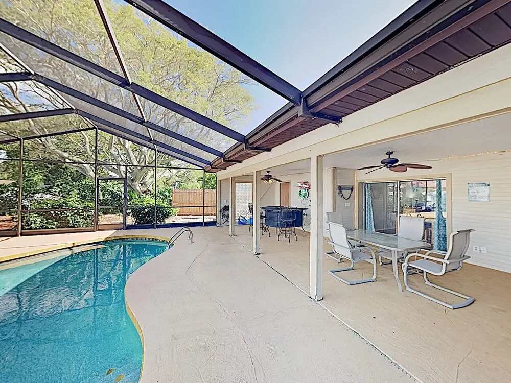 Entire Home-Bradenton 3/2 indoor pool near beaches
