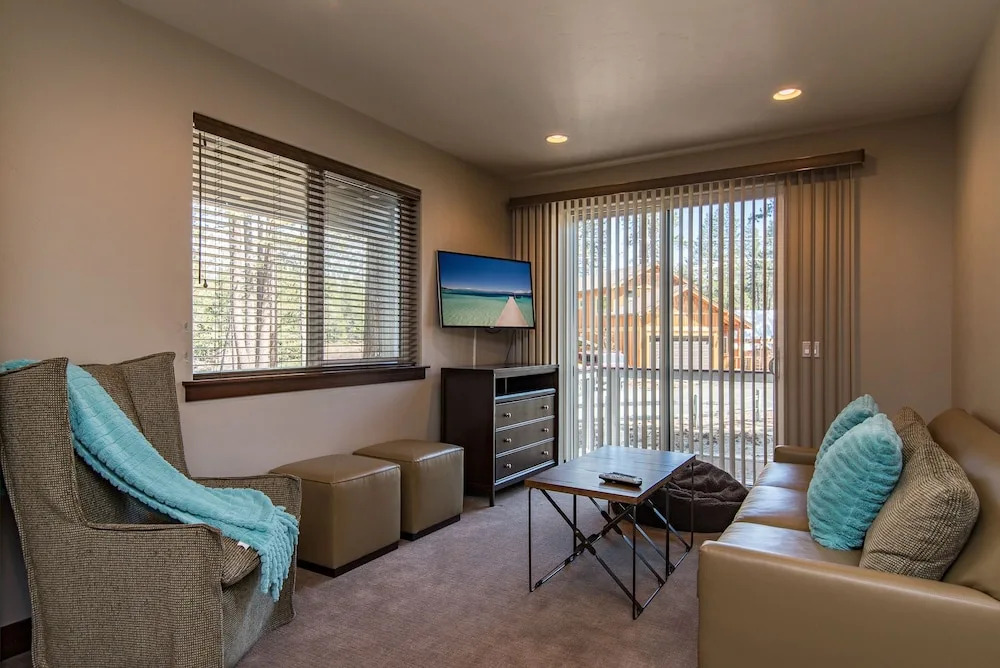 Ski-centric 4br W/ Hot Tub 4 Bedroom Home