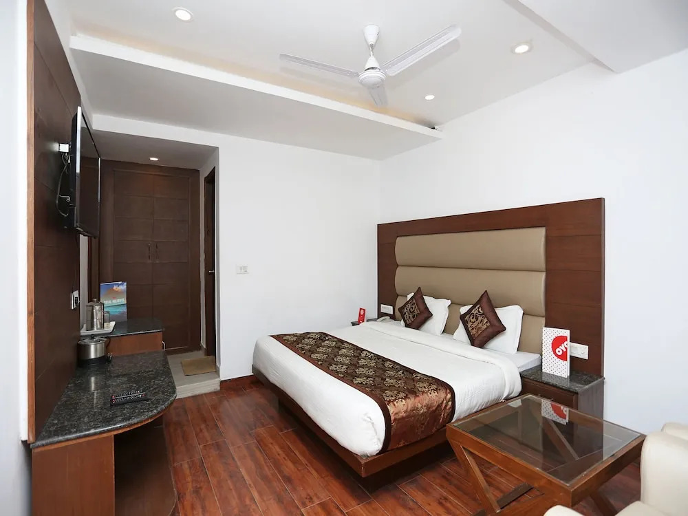 OYO 15210 Hotel Aashna