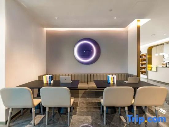 Nanjing Drum Tower Xuanwu Lake light Residence Hotel