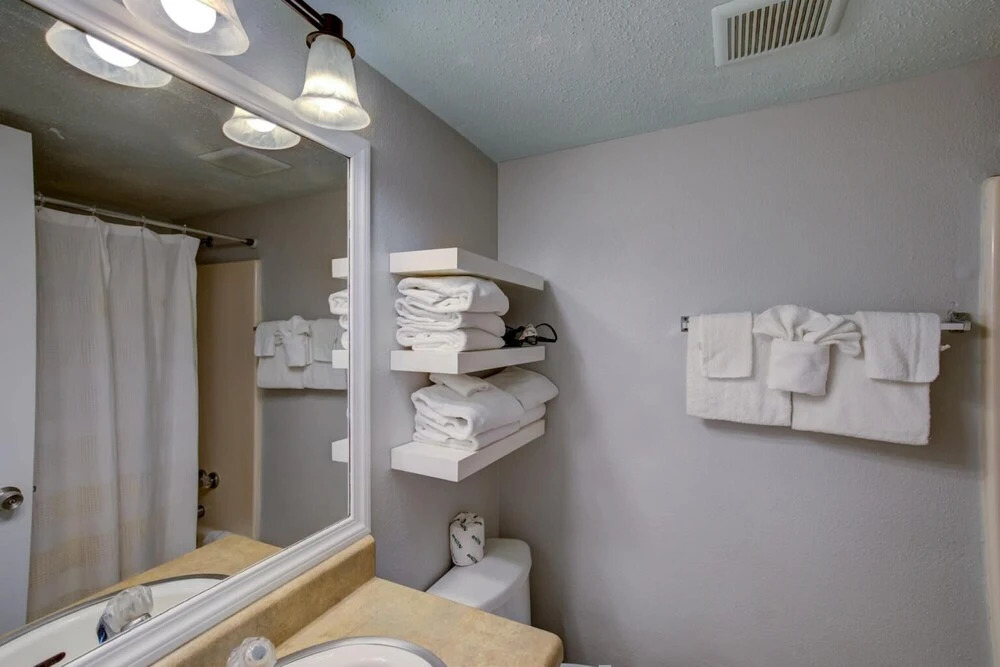 Fantastic Condo in Gulf Shores Directly on the Beach With Pool Covered Parking
