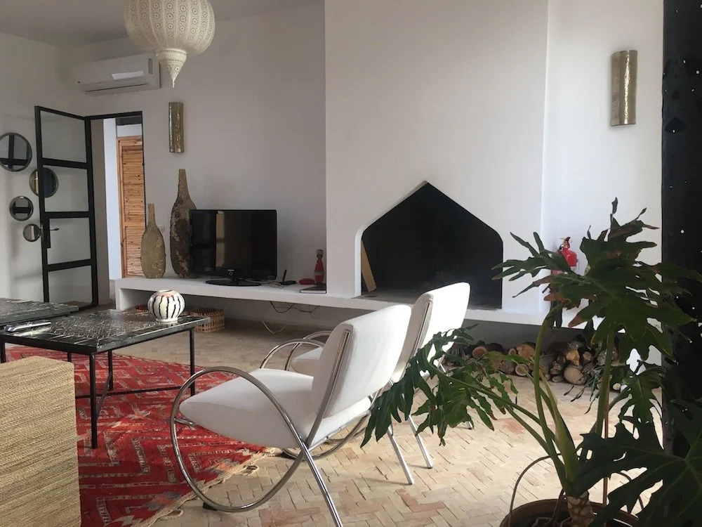 Guest House 12 People, 5 Bedrooms, Overnight or Full Rental